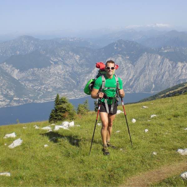 uomo trekking in montagna